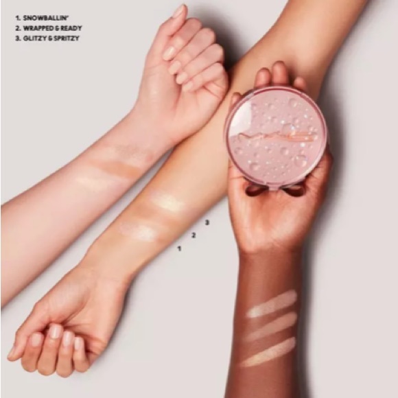 The MAC Effervescence Extra Dimension: LIGHT Face Compact is a limited-ed… - Picture 4 of 7